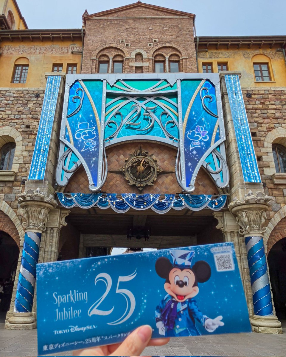 ateburi's tweet photo. 東京ディズニーシー25周年をお祝いしにディズニーシーへ✨
ジュビリーブルーの素敵な園内に、ショーやグリーティング、フードも堪能できて楽しかった😍
#ディズニーシー25周年
#ディズニーシー
#disneysea 
#tokyodisneyresort https://t.co/0NaEbVbkxM