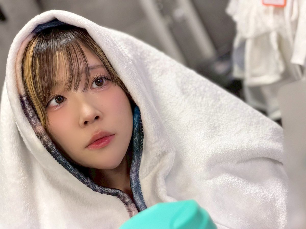 ritu_1124's tweet photo. 真面目にデータを編集したり入稿したり、うまくいかなくて考えてみたりなところを隠し撮りされました📷

集中してるとき、布かぶりがち🐾 https://t.co/7b9JqUY4vk