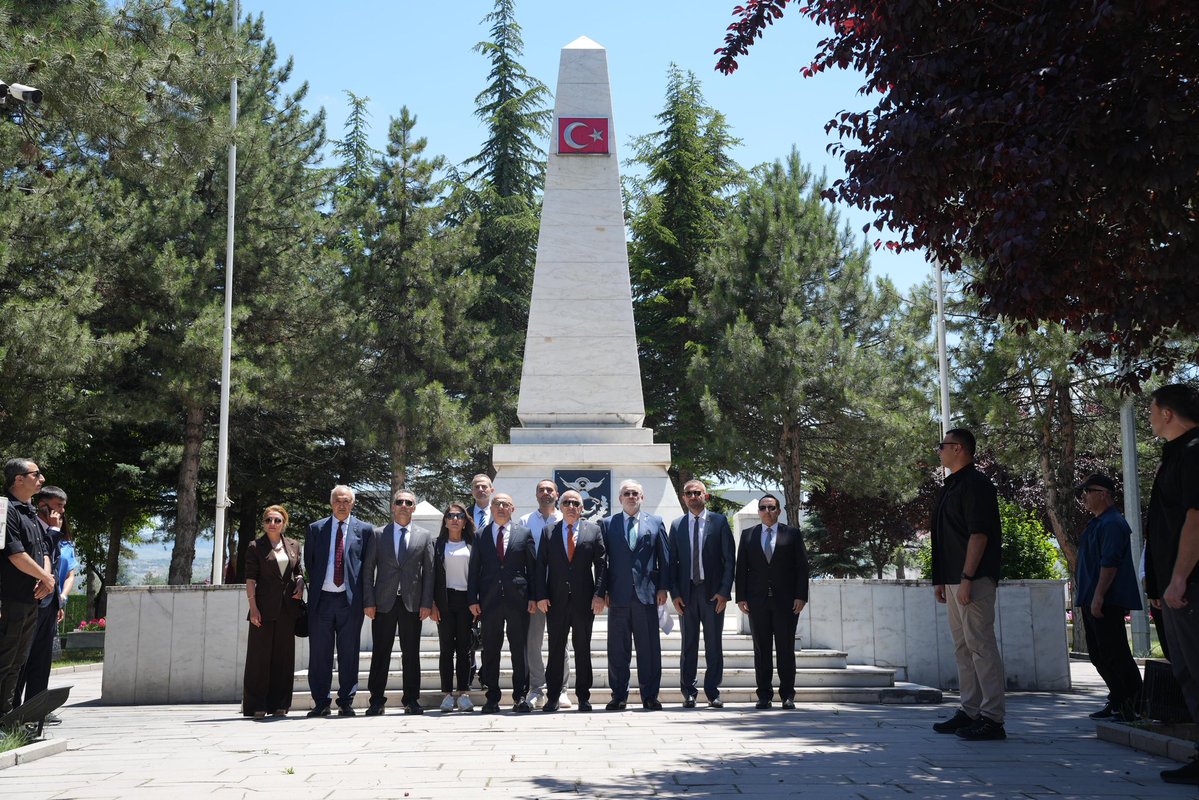 fatiheryilmaz0's tweet photo. Zafer Partisi heyeti olarak Kayseri programımız kapsamında Kartal Şehitliği'ni ziyaret ederek, ülkesi ve milleti için canını feda eden aziz şehitlerimiz için dua ettik.

Allah, şehitlerimizin manevi huzurunda yüzü ak bir şekilde bulunabilmeyi nasip etsin.

@KayseriZafer38 @SeyitUlkan