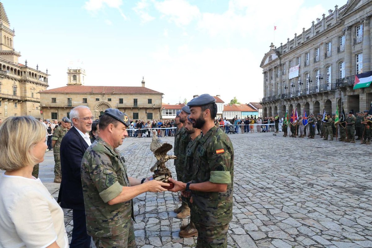 FUTER_ET's tweet photo. Finalizó la edición del concurso de patrullas Tui-Santiago 2026 con la entrega de premios en la plaza del Obradoiro. 
Clasificacion final:
1° Grupo Logístico VII #BRILAT
2° Batallón de Zapadores VII #BRILAT 
3° Tercio Norte de Infantería de Marina @Armada_esp
#SomostuEjército https://t.co/Fgj8GZyWBf