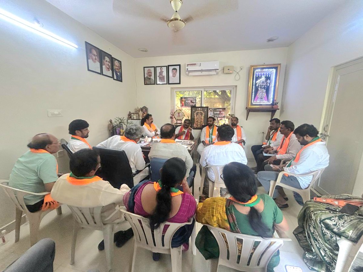 BJPMadhukarAP's tweet photo. నేడు విశాఖపట్నం జిల్లా BLA 1లతో జరిగిన సమావేశంలో   SIR  మీద సమీక్షా సమావేశం. https://t.co/dK8sgdgMVo