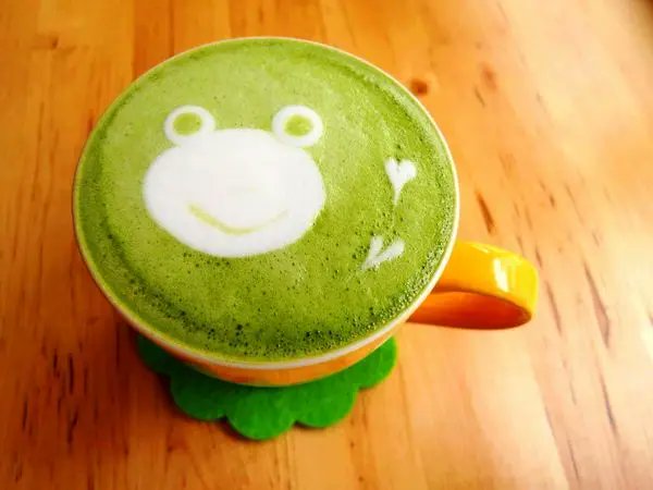 Vee_g87's tweet photo. [Craving a quick, refreshing pick-me-up Whip up iced matcha latte in 2 mins: mix 1 tsp matcha powder, 2 oz hot water, shake, pour over ice + 8 oz oat milk. Perfect for busy mornings! ] https://t.co/Unm4hprvLo