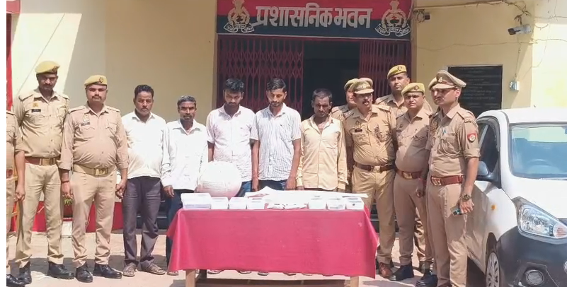 bstvlive's tweet photo. सीतापुर : चोरी की वारदात का खुलासा, 5 अरेस्ट
➡️2 लाख की नगद, जेवर, बर्तन बरामद
➡️कब्जे से अवैध असलहे, कार बरामद
➡️कार से गांव में जाकर करते थे वारदात
➡️SOG और पुलिस टीम द्वारा एक्शन
➡️मछरेहटा पुलिस ने की विधिक कार्रवाई
#Sitapur #TheftCase #FiveArrested @sitapurpolice @Uppolice