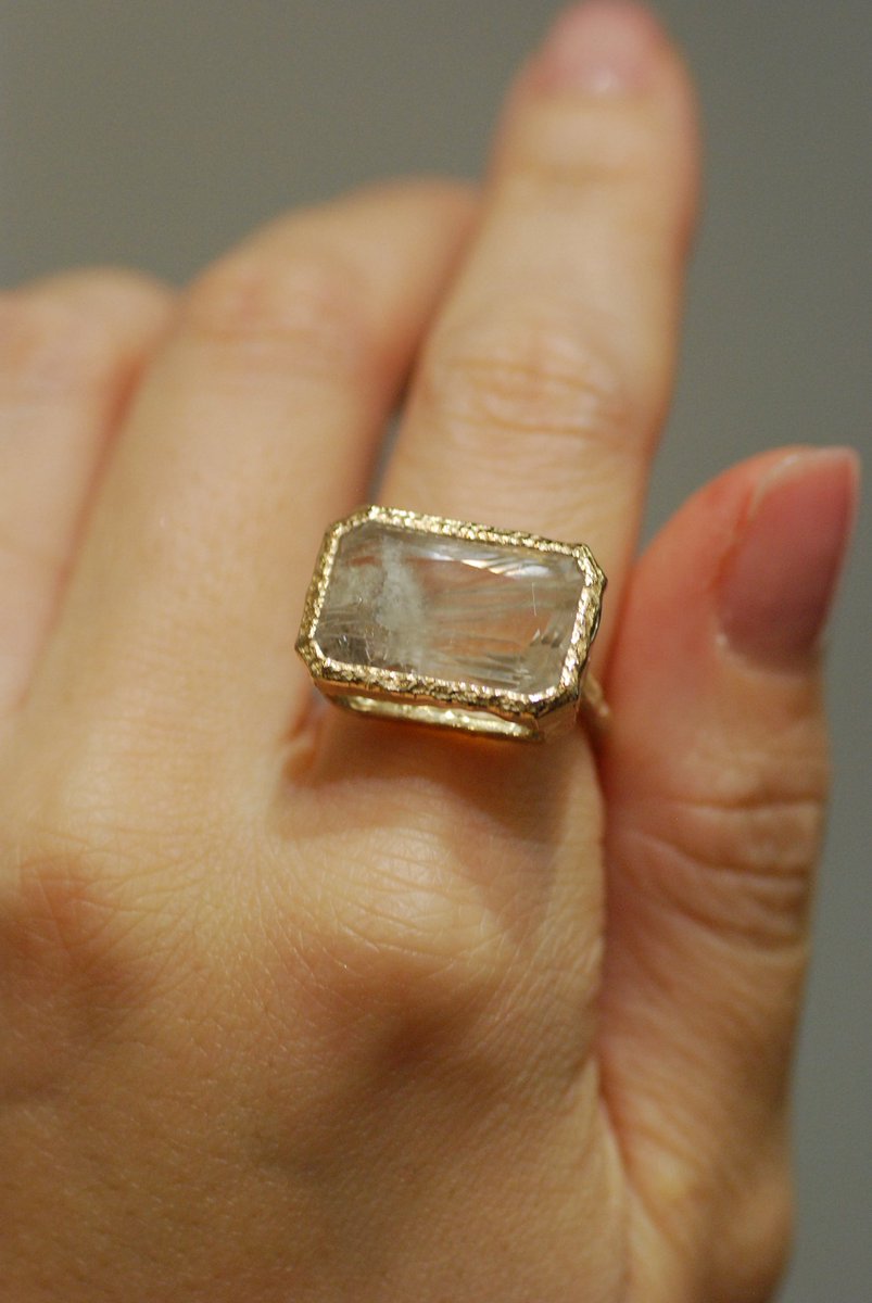 xx_moixx's tweet photo. 【 boîtier 】 × Amphibole with Quartz

ひとつの石の中に
そっと閉じ込められた景色。

アンフィボールの繊細な揺らめきは
まるで時間の流れをそのまま残したよう

角度を変えるたびに見つかる
小さな表情を
ゴールドの隙間から覗き込む

自然が描いた
静かな美しさを纏うジュエリー https://t.co/4nfVKEhgmd