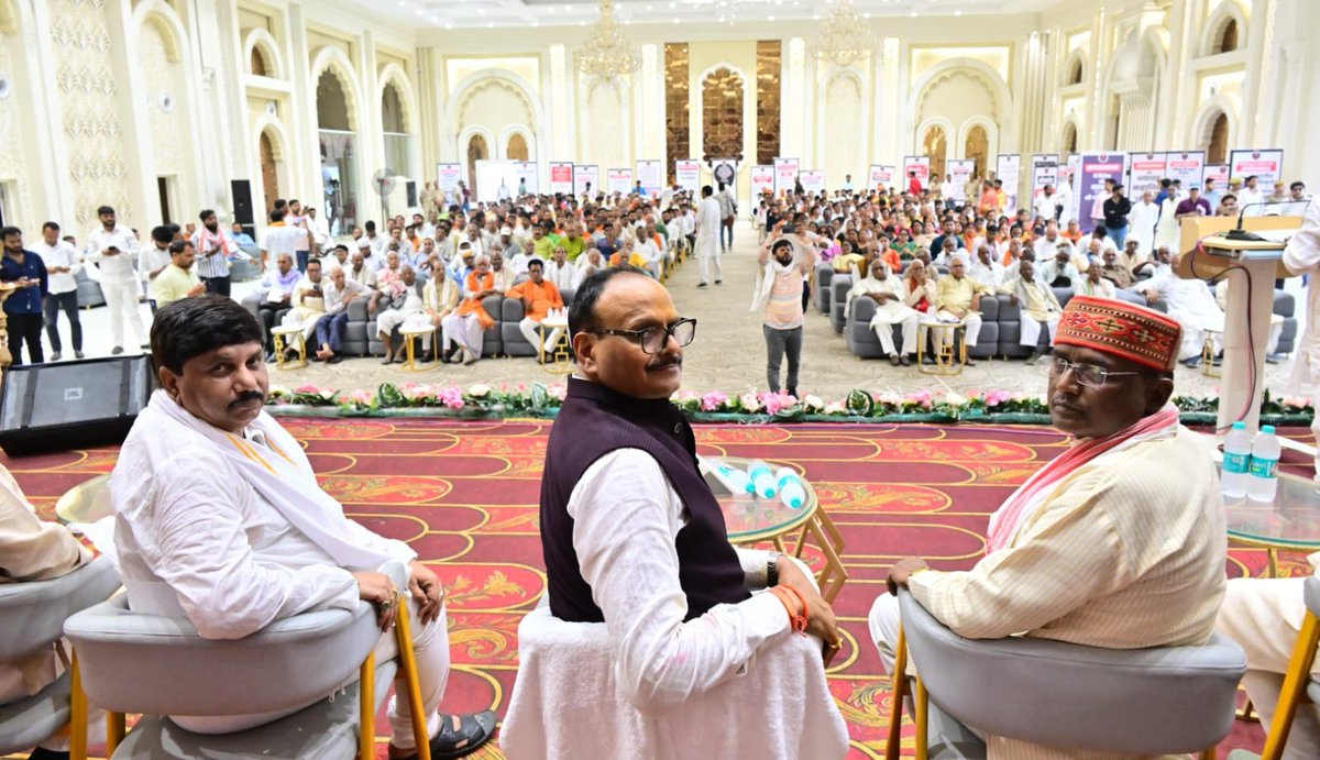 BJP4UP's tweet photo. उप मुख्यमंत्री श्री @brajeshpathakup ने वाराणसी में संविधान हत्या दिवस के 51वें वर्ष पर आयोजित 'आपातकाल प्रदर्शनी' का शुभारंभ किया एवं लोकतंत्र सेनानियों के सम्मान व संगोष्ठी कार्यक्रम को संबोधित किया। https://t.co/WbYIBSBn9I
