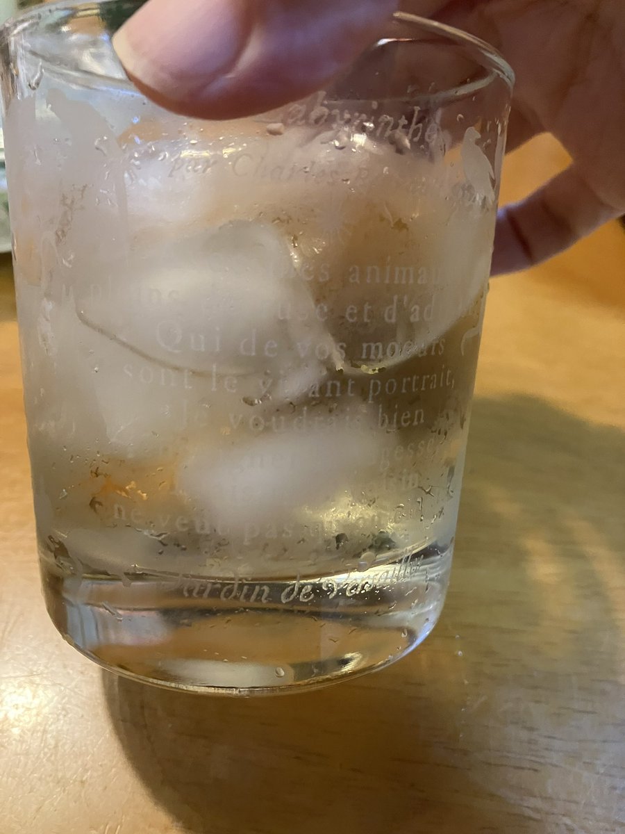 kayachu's tweet photo. 毎年作っている梅酒、今年は黒糖+ホワイトリカーで
右は去年漬けた泡盛（久米仙）の梅酒
ホワイトリカーより断然美味しい
もうこれから梅酒は泡盛でつけることに決めた
#本日の酒 https://t.co/Dvxi6C1jiJ