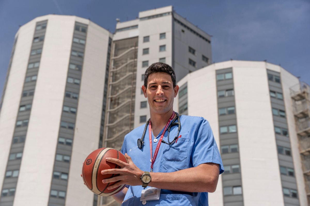 hbellvitge's tweet photo. 🏀 Als 27 anys, quan jugava al màxim nivell del bàsquet professional, l'Ángel Hernández Martos va prendre la decisió de deixar l'esport d'èlit per concentrar-se en la seva altra gran passió: ser metge.

🩺 Avui és cardiòleg a la Unitat de Cures Intensives de Cardiologia de l'Hospital de Bellvitge. L'esforç, la disciplina, el treball en equip i la capacitat de gestionar la pressió que va aprendre a la pista continuen presents en el seu dia a dia. Les mateixes habilitats que abans l'ajudaven a competir al màxim nivell, avui les posa al servei de les persones en alguns dels moments més crítics de la seva vida.

👉 Descobreix la seva Cara 🅱️: https://t.co/NUlt5BFGQB

#Cardiologia #SocialmentResponsables #EquipHUB #Medicina #Bàsquet #OrgullBellvitge