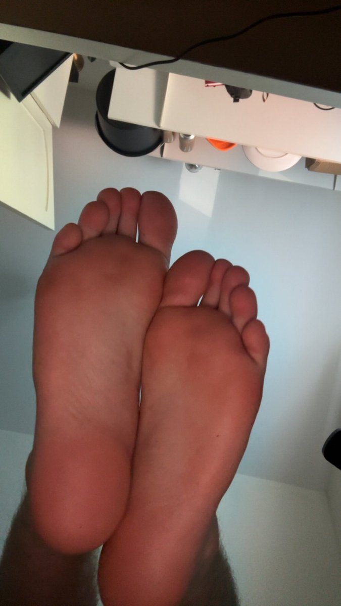 CashAlpha__'s tweet photo. Kiss my feet goodmorning and make sure my drinks tonight are paid for pigs🙄🐷

#piggy #feet #malefeet #findom #maledom https://t.co/niDEIylzCj