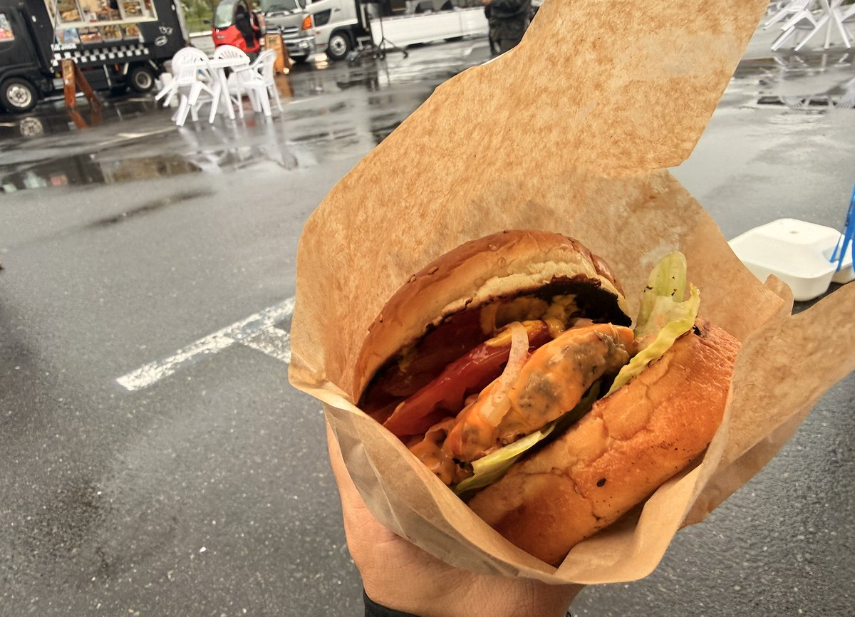 amoamo's tweet photo. ナイトライダーミーティング覗いてきました。
台風接近の中さすがあまり人がいませんでした
bk jackのハンバーガーうまい！
#NIGHTRIDERMEETING2026 https://t.co/xYh3JSHarz