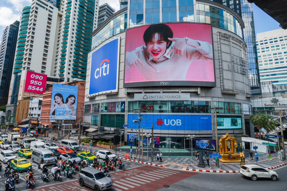 planbmedia_pcl's tweet photo. ปังไม่ไหว! ✨PANDORA เปิดตัว "เก่ง-น้ำปิง" นั่งแท่น Thailand Ambassador คู่แรกของไทย บนจอยักษ์ Parc Paragon, Interchange 21 และ BTS ชิดลม  ใครเจอเก่งน้ำปิงแล้ว แวะมาปารูปอวดกันหน่อย 📸
#PlanBMedia #PANDORAWearTheMomentwithKengNamping #PandoraxKengNamping #KengNamping #เก่งน้ำปิง https://t.co/NL2W8KEy7J