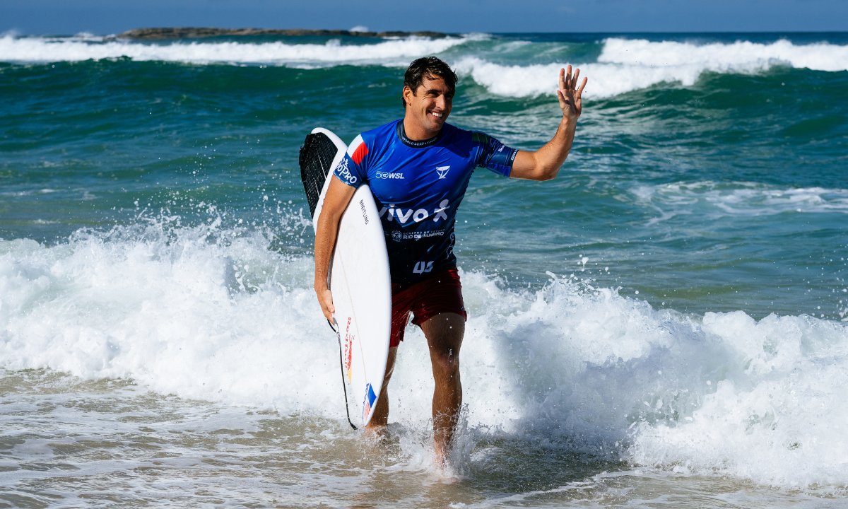otd_oficial's tweet photo. FIM DA LINHA PARA CHUMBINHO EM SAQUAREMA! 🏄♂️🇧🇷💔 #VivoRioPro
Não deu para o herói local. João Chianca parou na semifinal diante de Leonardo Fioravanti 🇮🇹 por 13,00 a 10,10. Fioravanti começou muito ativo, abriu com notas 7,00 e 6,00 e, com a vaga na final, é o NOVO LÍDER do ranking mundial da WSL!
📸: #WSL