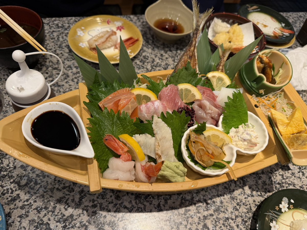 PikakoJapanM's tweet photo. 今日は親子三人で
すし丸でお寿司🍣

舟盛りのお刺身が感謝価格で¥960😆

いつかこのメンバーで旅行したいなぁと思いつつ
楽しいひととき🥰

#すし丸 https://t.co/BdcYubD4vR