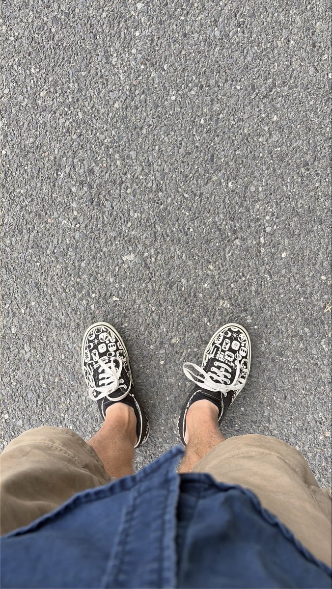 barefjas's tweet photo. men hejsan, vad är det jag har på fötterna? vansinnigt, mannen! https://t.co/8AyzsMXE5Y
