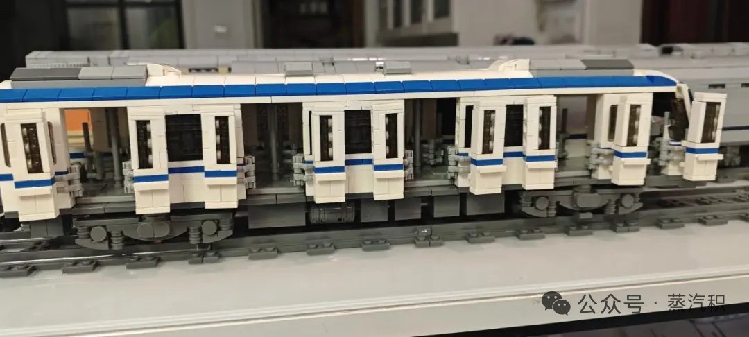 ziyu_zhang51054's tweet photo. Wuhan Metro rolling stock: DKZ8 EMU, designed and built by CRRC Changchun Railway Vehicles.
By δΈη₯εε°ι»ε
#LEGO
#LEGOTrain
#MOC
#LEGOMOC
#Metro
#Subway
#RapidTransit
#UrbanRail
#WuhanMetro
#Wuhan
#ChinaRailway
#CRRC
#DKZ8
#MetroLine1
#ChineseMetro
#BrickTrain
#RailTransport https://t.co/Ewol3WAzGa