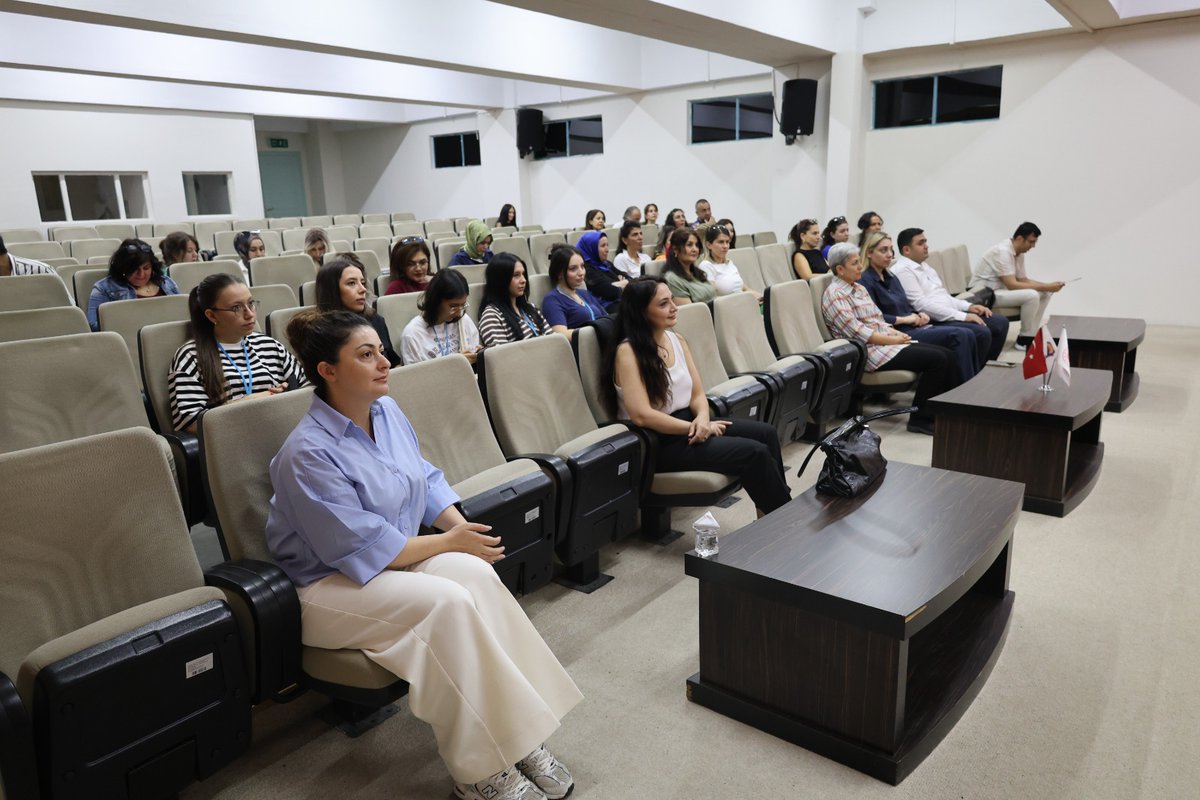 AnkaraDSM's tweet photo. 26 Haziran Uluslararası Uyuşturucu Kullanımı ve Kaçakçılığı ile Mücadele Günü kapsamında, Doç. Dr. Şafak Yalçın Şahiner'in değerli katkılarıyla gerçekleştirilen seminerde, bağımlılıkla mücadelede güncel yaklaşımlar ve etkili görüşme teknikleri ele alındı. https://t.co/7YIAWKxBkc