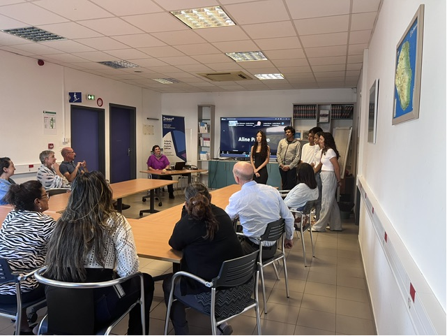 InseeOI's tweet photo. Pour clôturer ces deux semaines de stage à @InseeOI, les 6 élèves de seconde @AcLaReunion, ont présenté une vidéo de restitution auprès des agents. Un grand bravo pour leur investissement !
#1Jeune1Stage #Insee https://t.co/sIGKHFZWkH