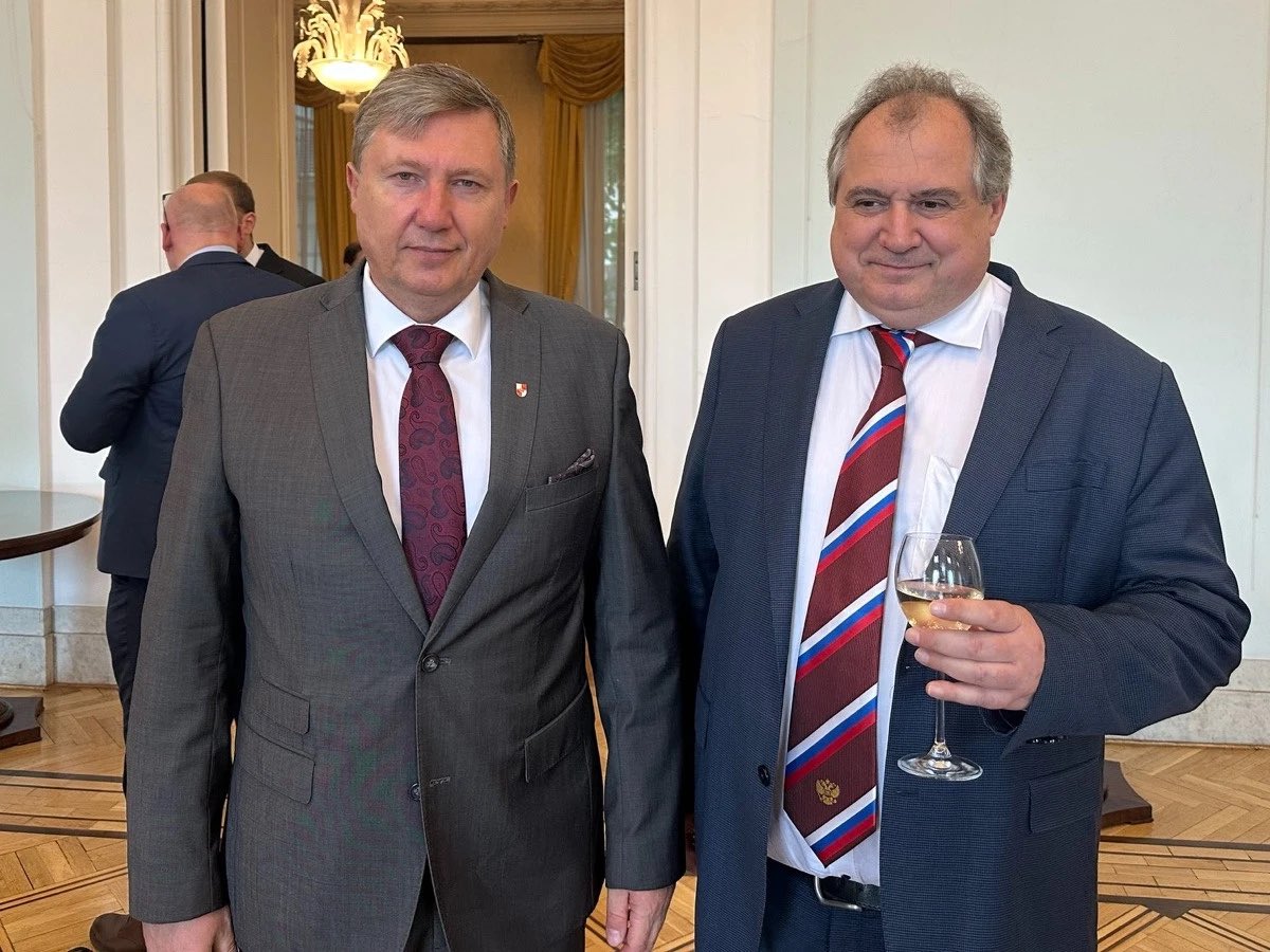 piwr13's tweet photo. @Kafir_PL Order za zasługi dla rosyjskiej  „kultury” należy się dziadowi jak psu buda. Politycy Brauna piją za to szampana w ruskiej ambasadzie. https://t.co/dzJP5oPad0