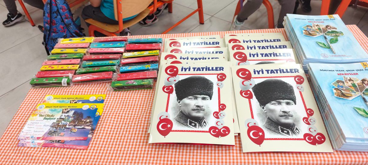 alaplimem's tweet photo. BAŞARIYLA GEÇEN BİR YILIN ARDINDAN KARNE SEVİNCİ! 

Kaymakamımız Sayın Selçuk KÖKSAL ve İlçe Millî Eğitim Müdürümüz Sayın Cevat ÇEVİK, 2025-2026 Eğitim-Öğretim Yılı sene sonu karne töreninde Ahmet Zeki Atalay İlkokulu öğrencilerimizin heyecanına ortak oldu.

Öğrencilerimizle tek tek ilgilenerek karnelerini takdim eden Kaymakamımız ve İlçe Müdürümüz; çocuklarımıza keyifli, bol kitap okumalı ve dinlendirici bir yaz tatili dilediler.

Geleceğimizin teminatı olan tüm öğrencilerimizi tebrik ediyor; bu başarılı yılda emeği geçen idareci, öğretmen ve velilerimize teşekkür ediyoruz. 🌟

🌿 İyi Tatiller Çocuklar!

@tcmeb @Yusuf__Tekin @uygarkeskin @cevatcevik67