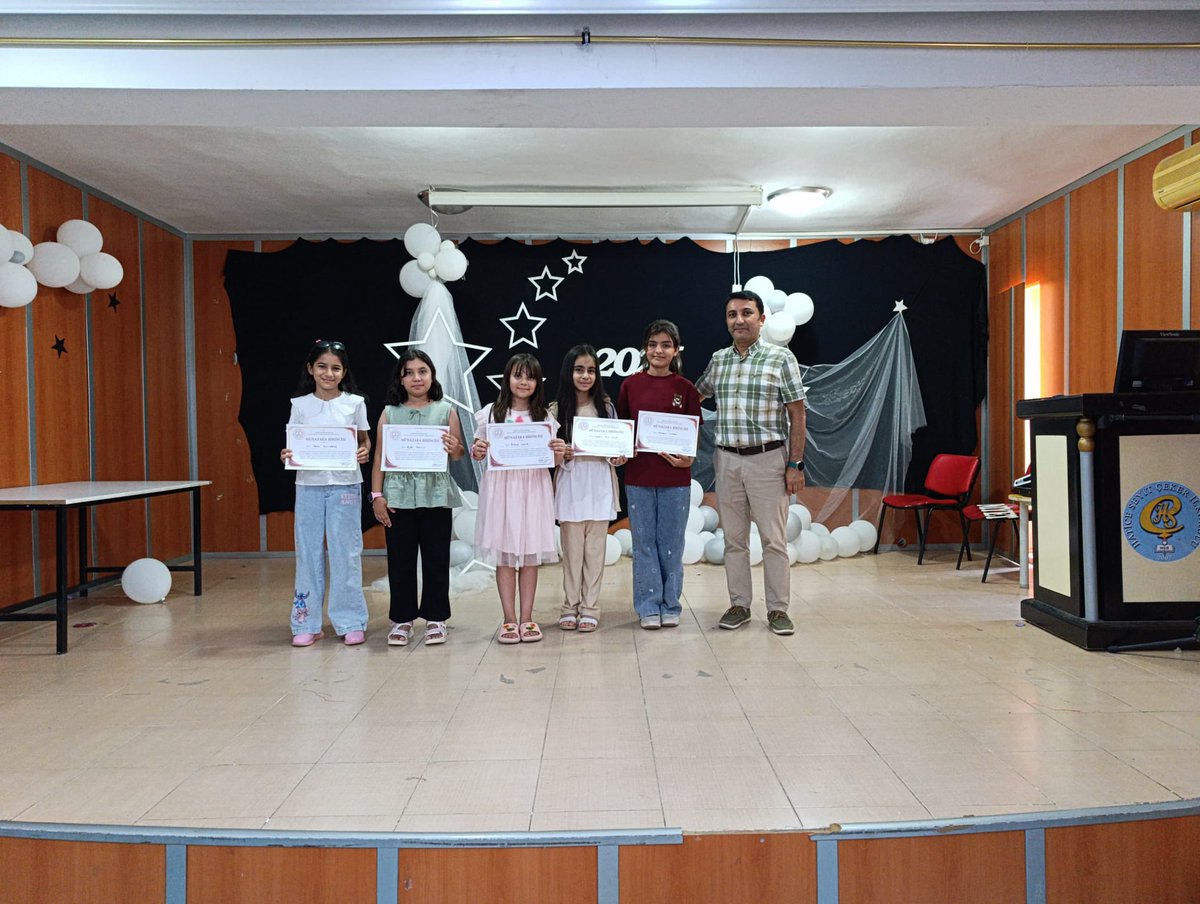 HSeyitCeker's tweet photo. Okulumuzda 4. Sınıflar arasında düzenlenen münazara yarışmasında başarılı olan öğrencilere Okul Müdürümüz Mustafa Gürler tarafından başarı belgeleri verildi. 
@Gaziantep_MEM @NizipilceMEM @cengizgundes46 @Hkendrc @mgurler27 https://t.co/vfqn8eWxsZ