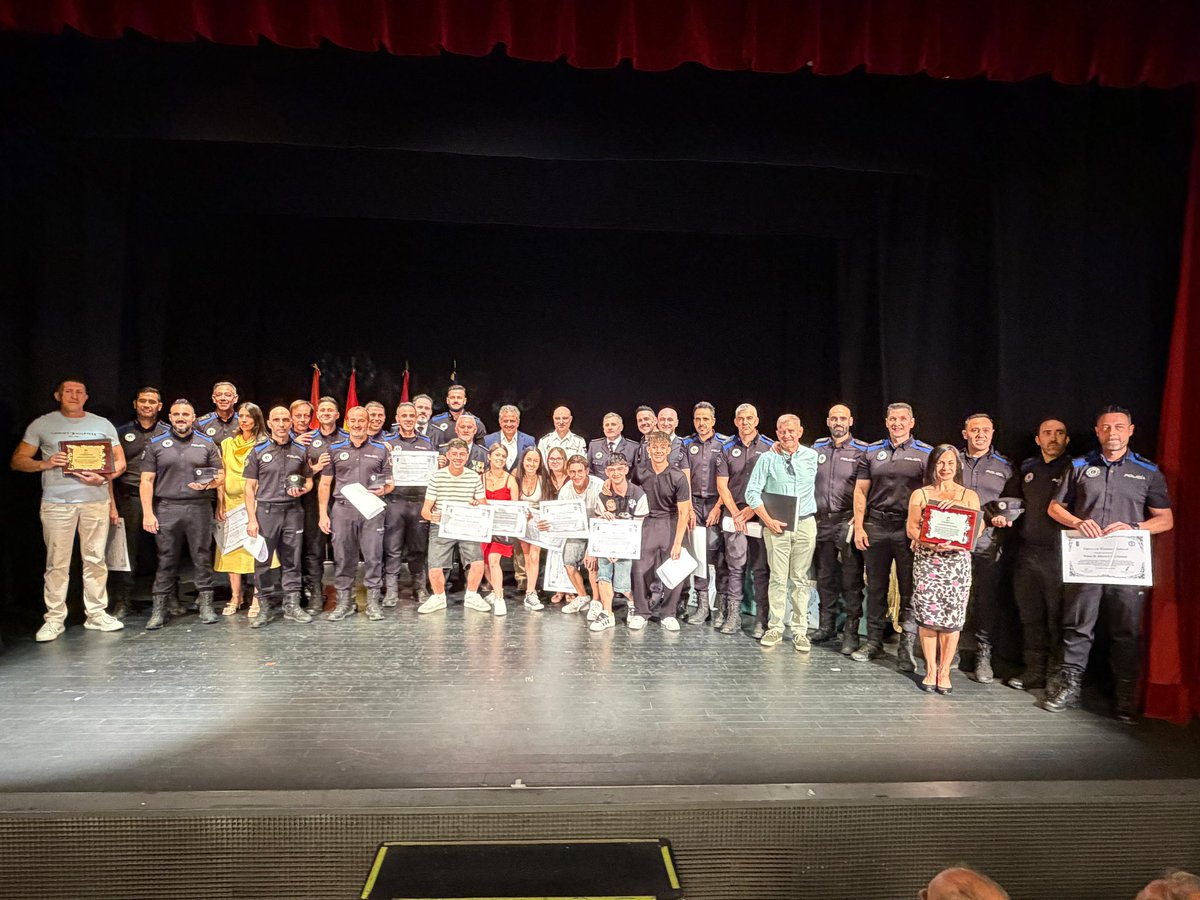 AytoParla's tweet photo. 👮🏻‍♂️🚔 Hoy hemos celebrado el tradicional 𝐚𝐜𝐭𝐨 𝐢𝐧𝐬𝐭𝐢𝐭𝐮𝐜𝐢𝐨𝐧𝐚𝐥 𝐝𝐞𝐥 𝐏𝐚𝐭𝐫𝐨́𝐧 𝐝𝐞𝐥 𝐂𝐮𝐞𝐫𝐩𝐨 𝐝𝐞 𝐏𝐨𝐥𝐢𝐜𝐢́𝐚 𝐋𝐨𝐜𝐚𝐥.

El alcalde de #Parla, @Ramonjurado, y el Comisario Principal de la Policía Local, Eduardo Fernández Tejero…

🧵 https://t.co/hPJgMuvxts