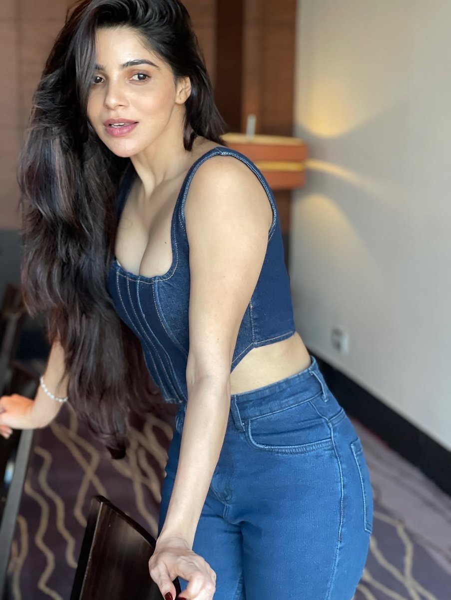 ThugLife273464's tweet photo. Divya thevdiya munda 🫦🥵
#divya #actress #hot #ass #back #boobs #molai https://t.co/ylsjf98hEA