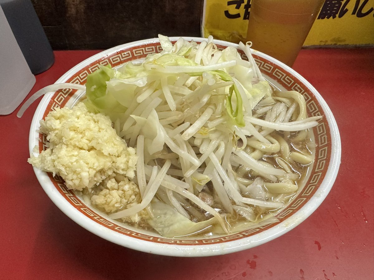 key_niko's tweet photo. 目黒

安くて美味しい
来月から値上げするけどこれが600円は
破格すぎる
いや700円でも破格だけど

麺とスープがちゃんと美味しい
にんにくはかなり辛かったので入れない方が好きだった https://t.co/O95eRp3ble