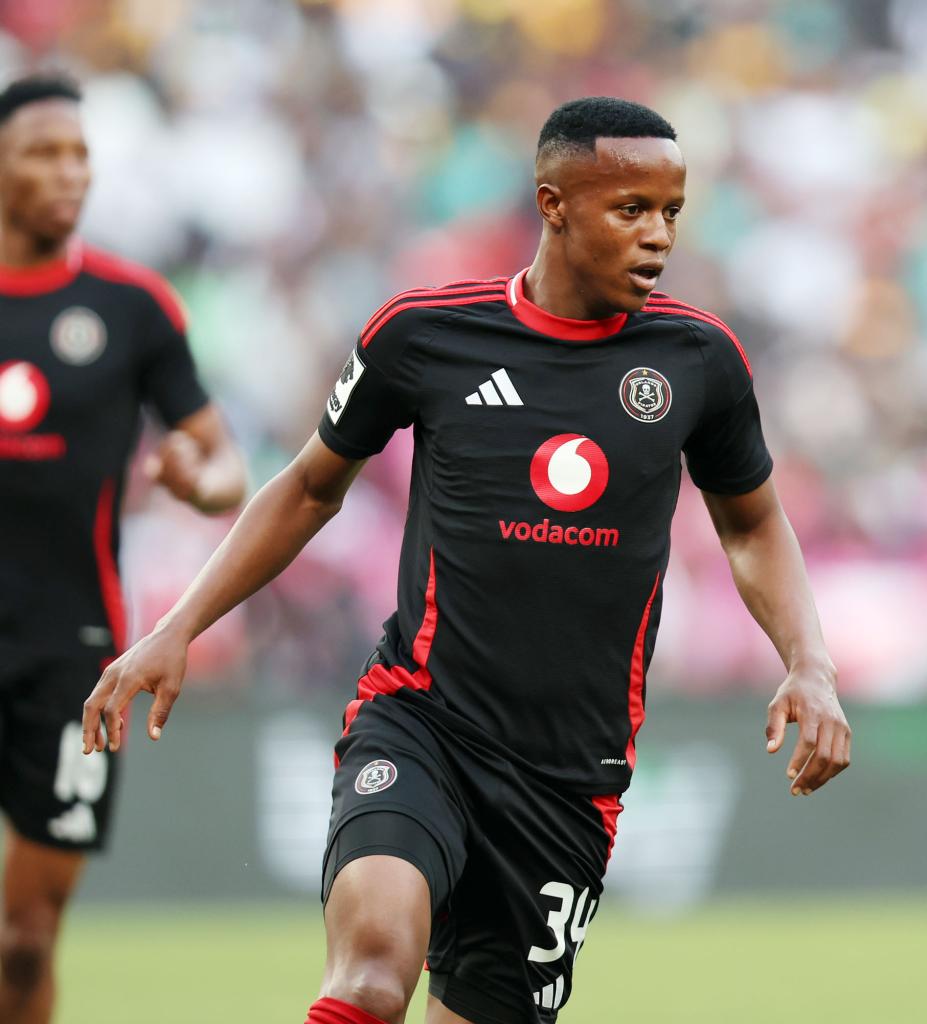 iDiskiTimes's tweet photo. 𝗕𝗨𝗖𝗦 𝗗𝗘𝗣𝗔𝗥𝗧𝗨𝗥𝗘𝗦 ‼️

Orlando Pirates duo Gomolemo Khoto and Siyabonga Ndlozi have completed permanent transfers to Sekhukhune United.

Right-back Tshepho Mashiloane will also return to Babina Noko on a season-long loan. https://t.co/eW5dcyvKDl