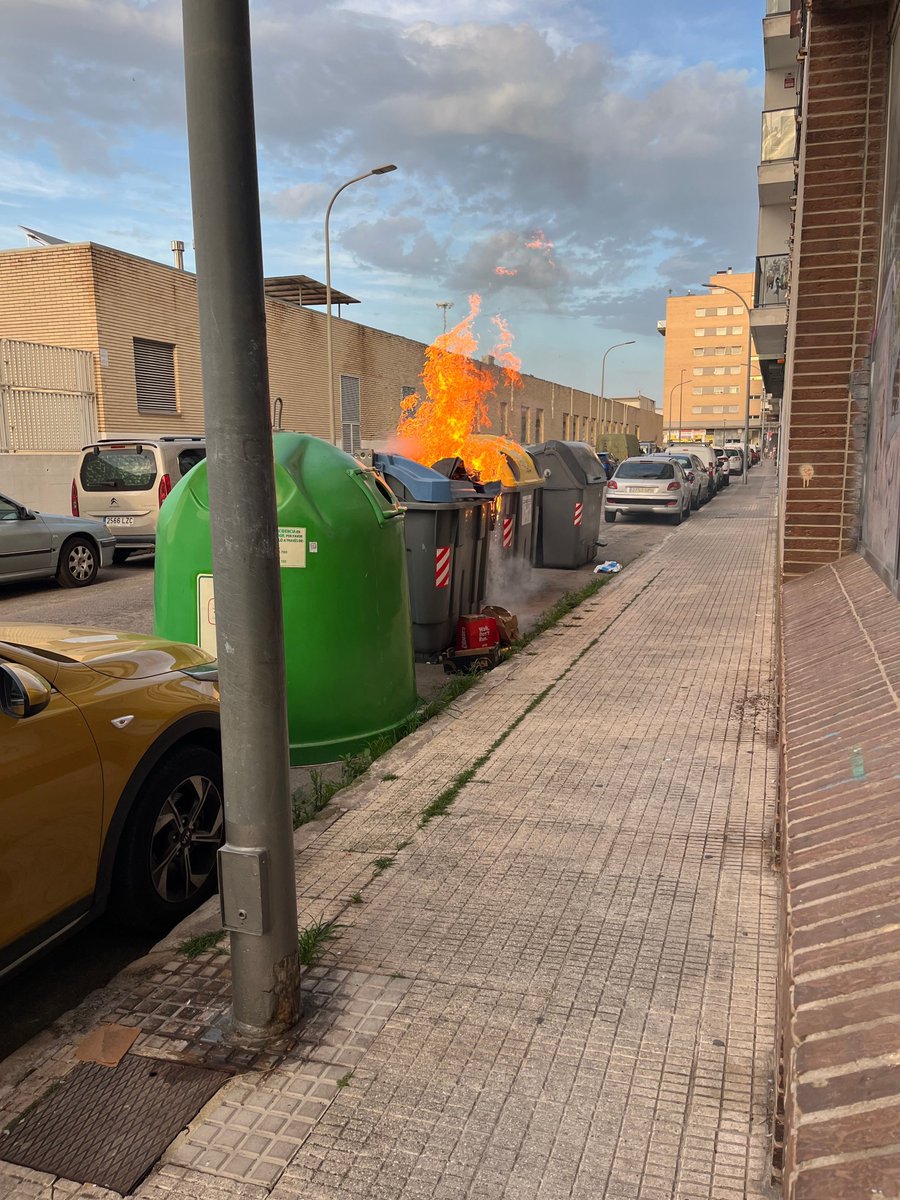 OndaNaranjaCope's tweet photo. Calcinado un contenedor en Gandia. #Contenedor #Calcinado #Gandia
https://t.co/eMmOrnWQVG https://t.co/vALAaiJDCt