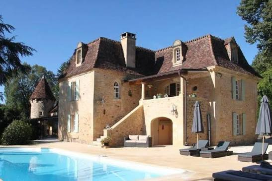 archer_rs's tweet photo. The houses of the Perigord region here in France have been designed for hundreds of years to deal with harsh summer sun.  Thick walls, small windows, wooden shutters and tall roofs to let the heat rise.  
Good design doesn't require air conditioning. https://t.co/vWH6U6VC2D