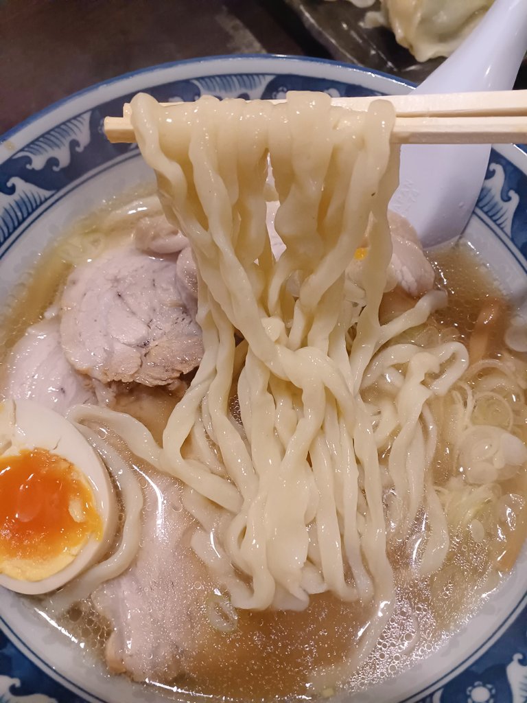hhjr17805972's tweet photo. #手打ちらーめん麺之介@太田市
しょうゆチャーシューめん1310円
麺之介餃子470円

太田で用事済ましてこちらへ
満席の人気店です。
ピロピロよりもうどんに近い極太麺
あっさりスッキリスープ👍️
厚切り柔らかチャーシュー🐴🐴🐴
ジューシー餃子
どれも大満足の美味しさでした。
御馳走様です😙 https://t.co/iFHdDEnYkd