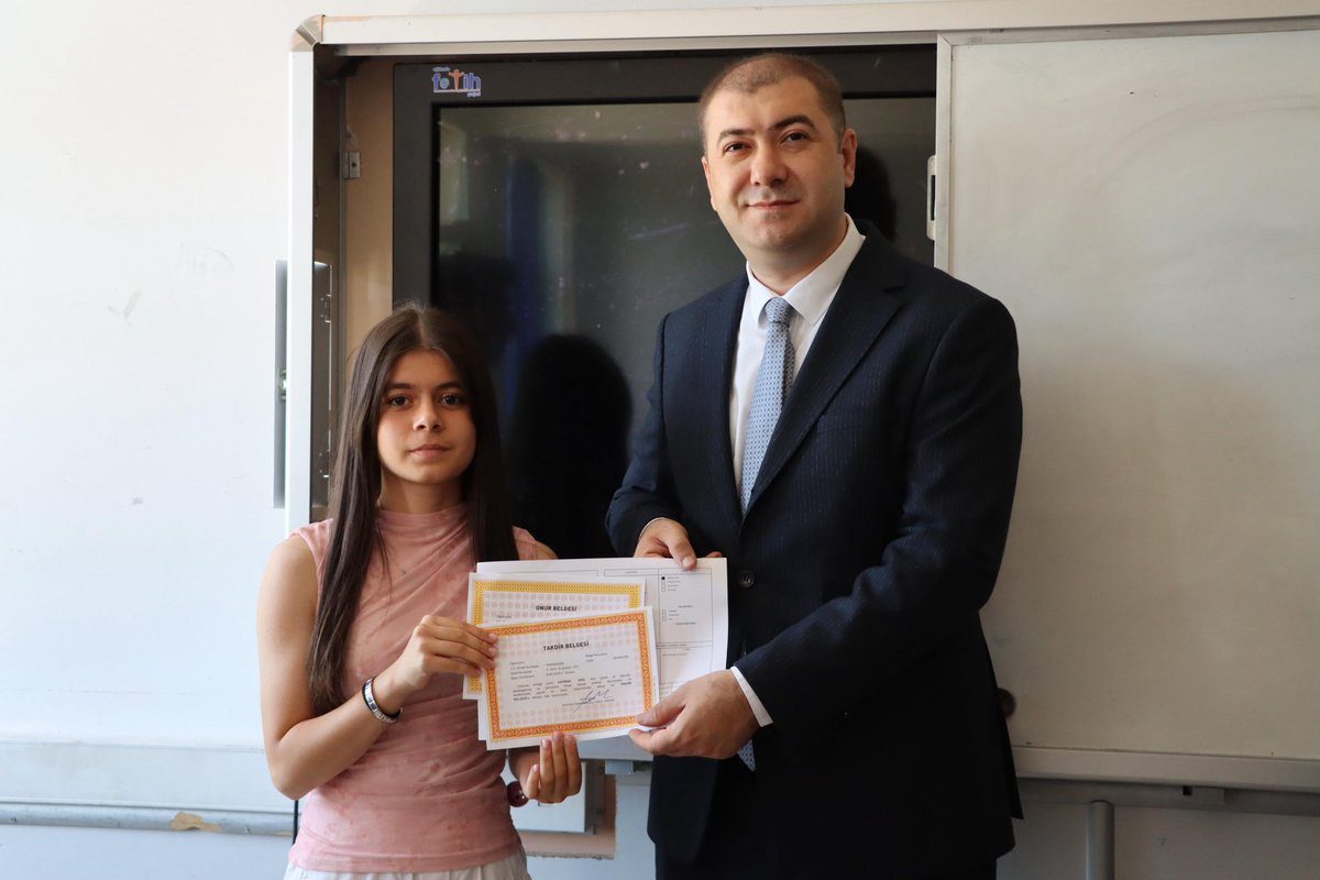 incesumem's tweet photo. İlçemizde Karne Töreni Yapıldı

Kaymakamımız Sn. Ömer Said Karakaş, eşi Sn. Tuğçe Karakaş, İlçe Millî Eğitim Müdürümüz Sn. Erkan Çiçek katıldı.

@tcmeb
@kayserivaliligi 
@gokmen_cicek_
@incesukay
 @omersaidkarakas
@CoskunESEN57 
@kayserimem 
@KayseriMEMArge
@erkancicek3838 https://t.co/lfn7qz4GK4