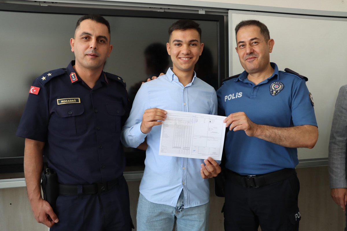 incesumem's tweet photo. İlçemizde Karne Töreni Yapıldı

Kaymakamımız Sn. Ömer Said Karakaş, eşi Sn. Tuğçe Karakaş, İlçe Millî Eğitim Müdürümüz Sn. Erkan Çiçek katıldı.

@tcmeb
@kayserivaliligi 
@gokmen_cicek_
@incesukay
 @omersaidkarakas
@CoskunESEN57 
@kayserimem 
@KayseriMEMArge
@erkancicek3838 https://t.co/lfn7qz4GK4