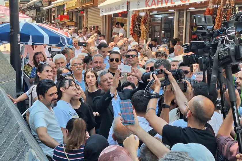 evrenselgzt's tweet photo. Özgür Özel, Diyarbakır’dan seslendi:

— "Akşam saatlerinde avukatını çağırarak bize selam yollayan Selahattin Demirtaş’ın selamı, bütün Diyarbakır adına, bütün bölge halkı adına, bütün Kürtler adına başımızın gözümüzün üstünde."

— "Tahir Elçi bir barış elçisiydi, burada katledildi. Diyarbakır’da barış kalıcı olarak sağlandığında huzurlu şekilde uyuyacak."

— "Diyarbakır kayyımlara karşı en net duran kenttir. Bugün partimizin iradesine atanan bir kayyımdan sonra binaları geride bıraktık, yürüyoruz. 'Sen yürü, biz de seninle yürüyoruz' diyenlerle yürüyoruz."

📷@eesaltik

🔗https://t.co/DXt1rf70GE