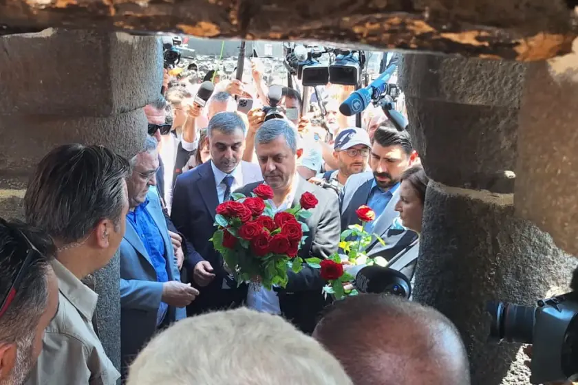 evrenselgzt's tweet photo. Özgür Özel, Diyarbakır’dan seslendi:

— "Akşam saatlerinde avukatını çağırarak bize selam yollayan Selahattin Demirtaş’ın selamı, bütün Diyarbakır adına, bütün bölge halkı adına, bütün Kürtler adına başımızın gözümüzün üstünde."

— "Tahir Elçi bir barış elçisiydi, burada katledildi. Diyarbakır’da barış kalıcı olarak sağlandığında huzurlu şekilde uyuyacak."

— "Diyarbakır kayyımlara karşı en net duran kenttir. Bugün partimizin iradesine atanan bir kayyımdan sonra binaları geride bıraktık, yürüyoruz. 'Sen yürü, biz de seninle yürüyoruz' diyenlerle yürüyoruz."

📷@eesaltik

🔗https://t.co/DXt1rf70GE