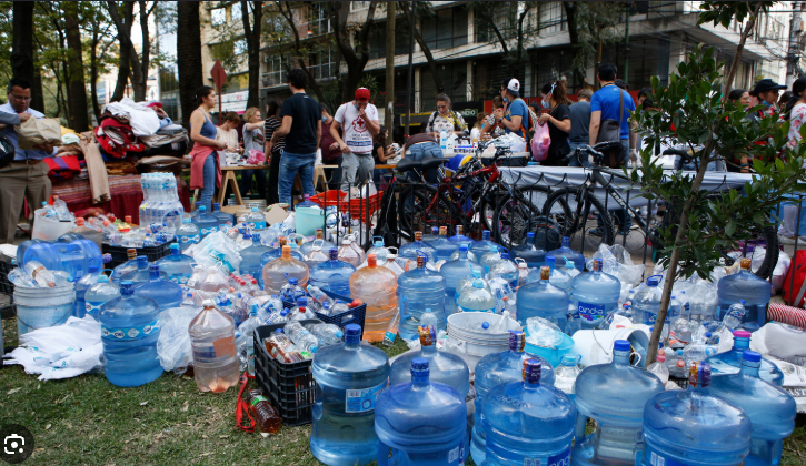 GremioDocente's tweet photo. La Población ha respondido de manera extraordinaria, miles de toneladas de Alimentos y Enseres  se han donado. Ha sido una Respuesta impecable de todos los sectores. En Venezuela y en el Exterior...Hasta el pueblo mas pequeño de Venezuela ha salido ayuda...Quién gestionará esto? https://t.co/n0c1XxNbdp