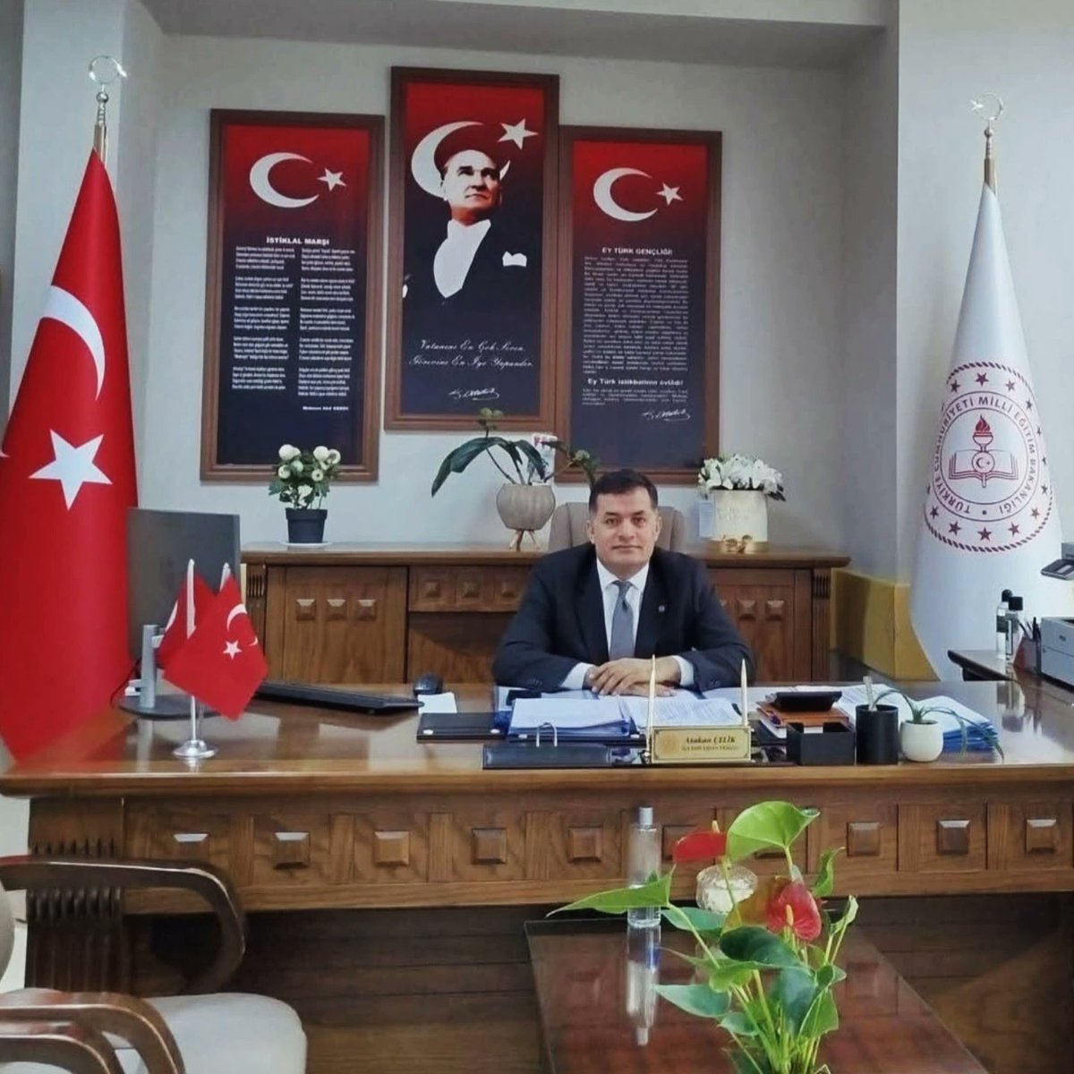 SebinkarahsrMem's tweet photo. 🎓 Bir yılın emeği, bir karnenin sevincine dönüştü.
Seneyi başarıyla tamamlayan tüm öğrencilerimizi kutluyor; öğretmenlerimize ve desteklerini esirgemeyn velilerimize teşekkür ediyoruz.
Tüm öğrencilerimize sağlık, mutluluk ve güzel anılarla dolu bir yaz tatili diliyoruz.☀️
#tatil https://t.co/Qrh5wVfAzz