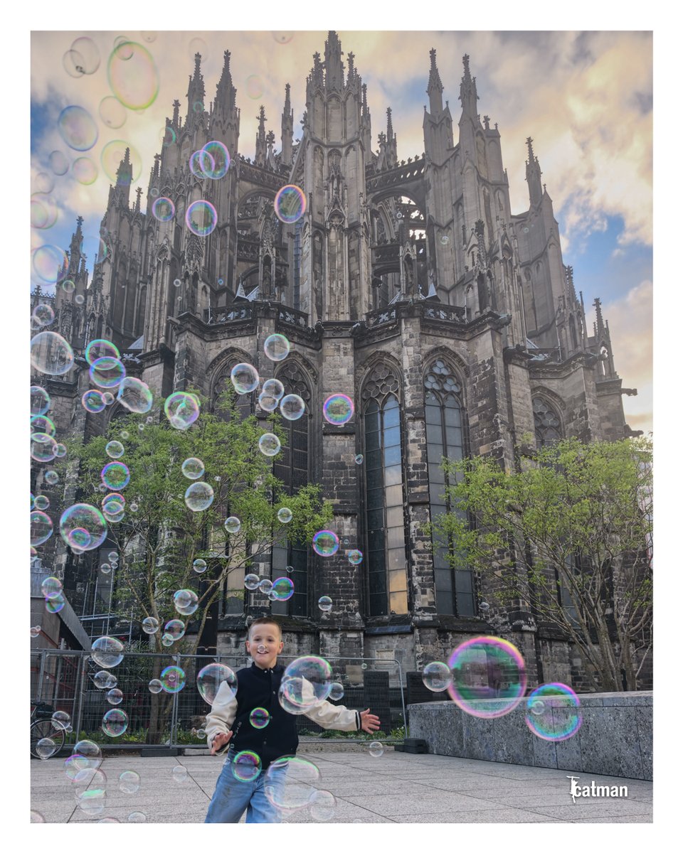 fkkcat's tweet photo. Köln Dom'un asırlık taşlarının önünde birkaç saniyelik ömrü olan baloncuklar ve onların peşinde koşan bir çocuk. 

Bir yanda zamana meydan okuyan tarih, diğer yanda anın tadını çıkaran çocukluk.

Bazen bir çocuğun neşesi, koca bir meydanın ruhunu değiştirmeye yetiyor.

#KölnDom https://t.co/zWVzw9X2Lr
