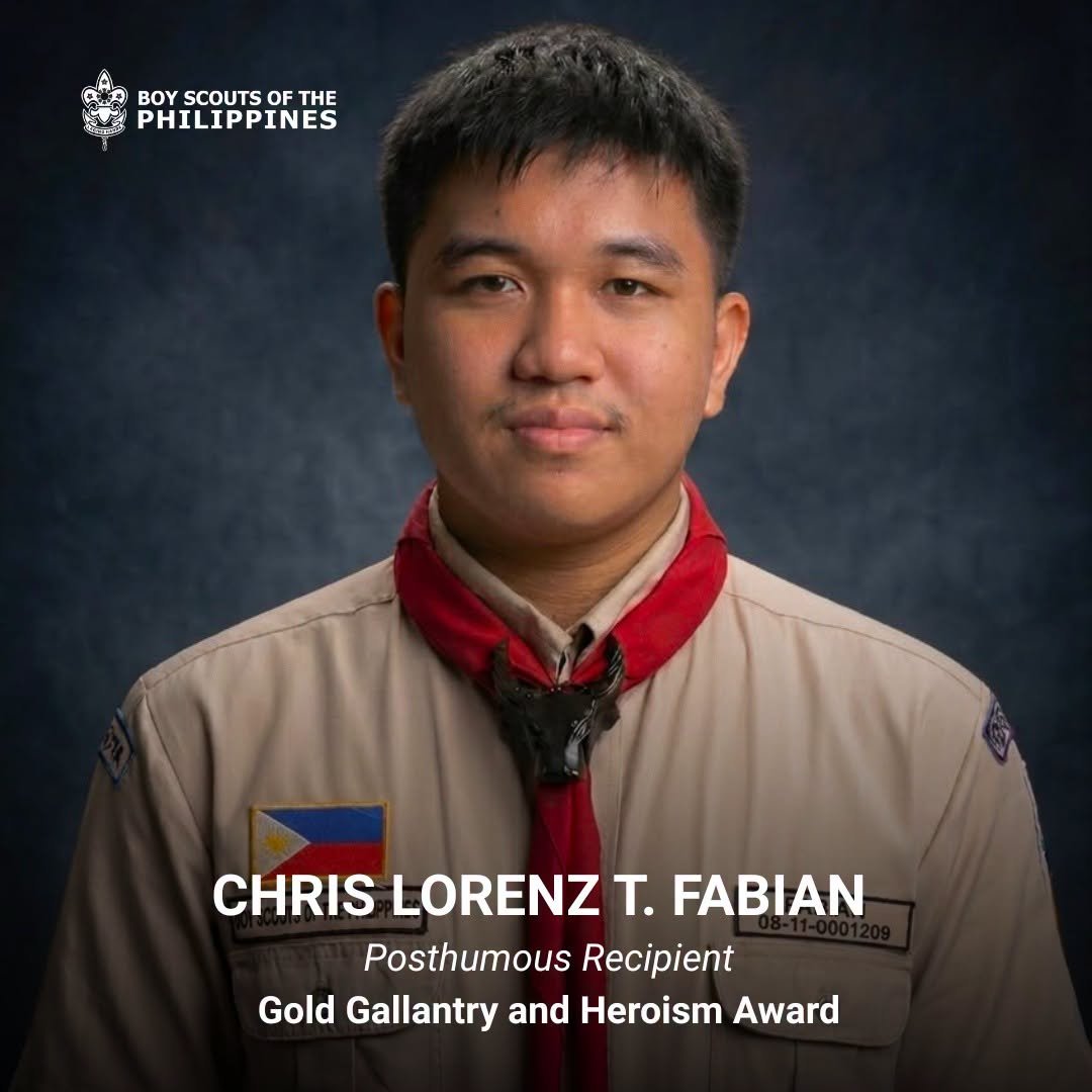 News5PH's tweet photo. SALAMAT SA KABAYANIHAN, CHRIS!

Ginawaran ng Boy Scouts of the Philippines ng pinakamataas nitong Gold Gallantry and Heroism Award si Scout Chris Lorenz Fabian bilang pagkilala sa kanyang kabayanihan, matapos siyang pumanaw sa gun incident sa Tacloban City.

Kinilala siya dahil sa kanyang sukdulang sakripisyo at katapangang inilaan upang mailigtas ang buhay ng iba.

Ayon sa BSP, mananatiling inspirasyon ang kanyang paglilingkod at kabayanihan sa mga susunod na henerasyon ng mga Scout.

📸: Boy Scouts of the Philippines (Facebook)