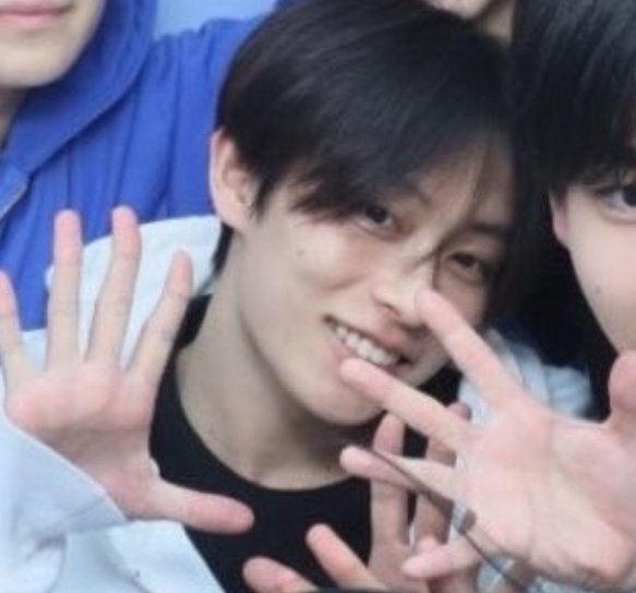 rxozs_'s tweet photo. 생얼인데 애교살 두툼한 거 개부러움.....ㅠㅠㅠㅠㅠ https://t.co/75drNIFXFi