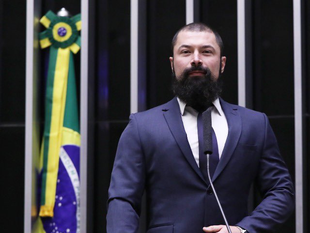 roberta_bastoss's tweet photo. Uma emenda parlamentar de R$ 1 milhão, indicada pelo deputado federal Paulo Bilynskyj (PL-SP) para a realização de um campeonato de Free Fire em São Paulo, teve parte dos recursos destinada à GO7, empresa da empresária Karina Ferreira da Gama, produtora do filme Dark Horse, cinebiografia de Jair Bolsonaro.

Do total repassado ao Instituto Máximo Realiza, cerca de R$ 160 mil foram pagos à empresa, o que gerou questionamentos sobre a destinação dos recursos públicos devido à proximidade entre o parlamentar e a família Bolsonaro.

Karina Gama também preside entidades que receberam ou firmaram acordos que somam cerca de R$ 111 milhões em recursos públicos, incluindo um contrato de R$ 108,8 milhões com a Prefeitura de São Paulo, além de milhões em emendas parlamentares destinadas por integrantes do PL.

Os responsáveis pelo projeto afirmam que a contratação da GO7 ocorreu de forma regular para prestar serviços de gestão e produção do campeonato e negam qualquer irregularidade. 

Até o momento, não há decisão judicial que conclua pela existência de desvio ou uso ilegal dos recursos.