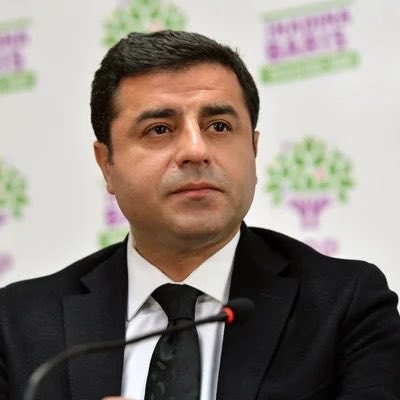 belhaberr's tweet photo. Selahattin Demirtaş, Kemal Kılıçdaroğlu’nu reddetti; Özgür Özel’e selam gönderdi…

Özgür Özel: Güne, bize avukatıyla selam yollayan Selahattin Demirtaş'ın selamıyla başladık. 

♦️Selahattin Demirtaş'ın selamları; bütün Diyarbakır ve bölge halkı adına başımızın, gözümüzün üstündedir. 

▫️Kendisine selam olsun.