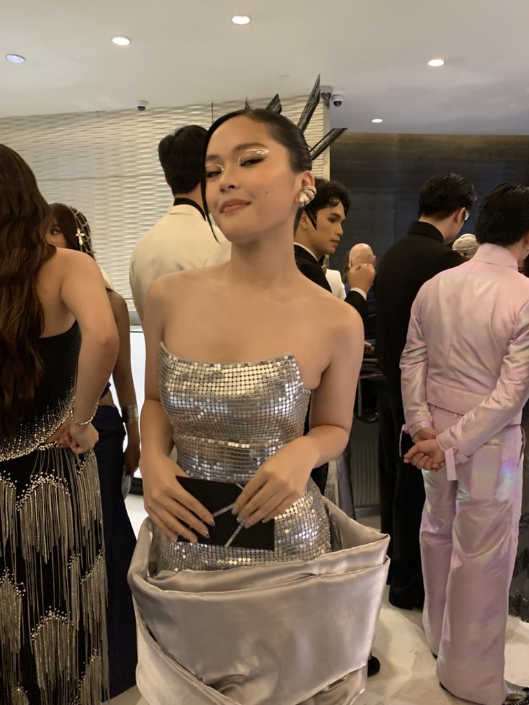 jaferrer26's tweet photo. Sabi ko picturan ko siya kaso ang galaw di tuloy maayos sorry bunso pero ang ganda mo pa din

RAINAH NG GABI https://t.co/xLnjE8wISC