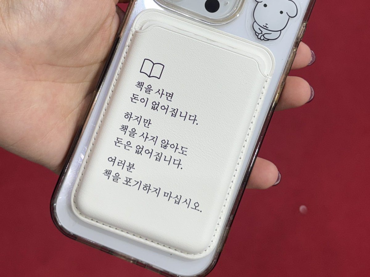 ofanhouse's tweet photo. 6/26 금요일, 오늘도 덕분에 잘 마무리했습니다 독자님들‼️

중간에 토스 포스 서버가 영 불안정해서 결제 줄을 오래 기다려주신 분들이 많으실텐데요ㅜㅠ 기다려주셨음에도 불구하고 저희를 더 배려해주셔서 정말 감사했습니다🥺❤️

그리고 오늘은 하츄핑이 와서 하츄핑이 쓴 책을 직접 펼쳐보았구요((귀여워))

<히티드 라이벌리> 포스터는 제가 이사님 설득해서 다시 걸어두었습니다. 절대 바꾸지 않을 거예요..!!

그럼, 남은 주말도 잘 부탁드립니다 독자님들 ( *ฅ́˘ฅ̀*)