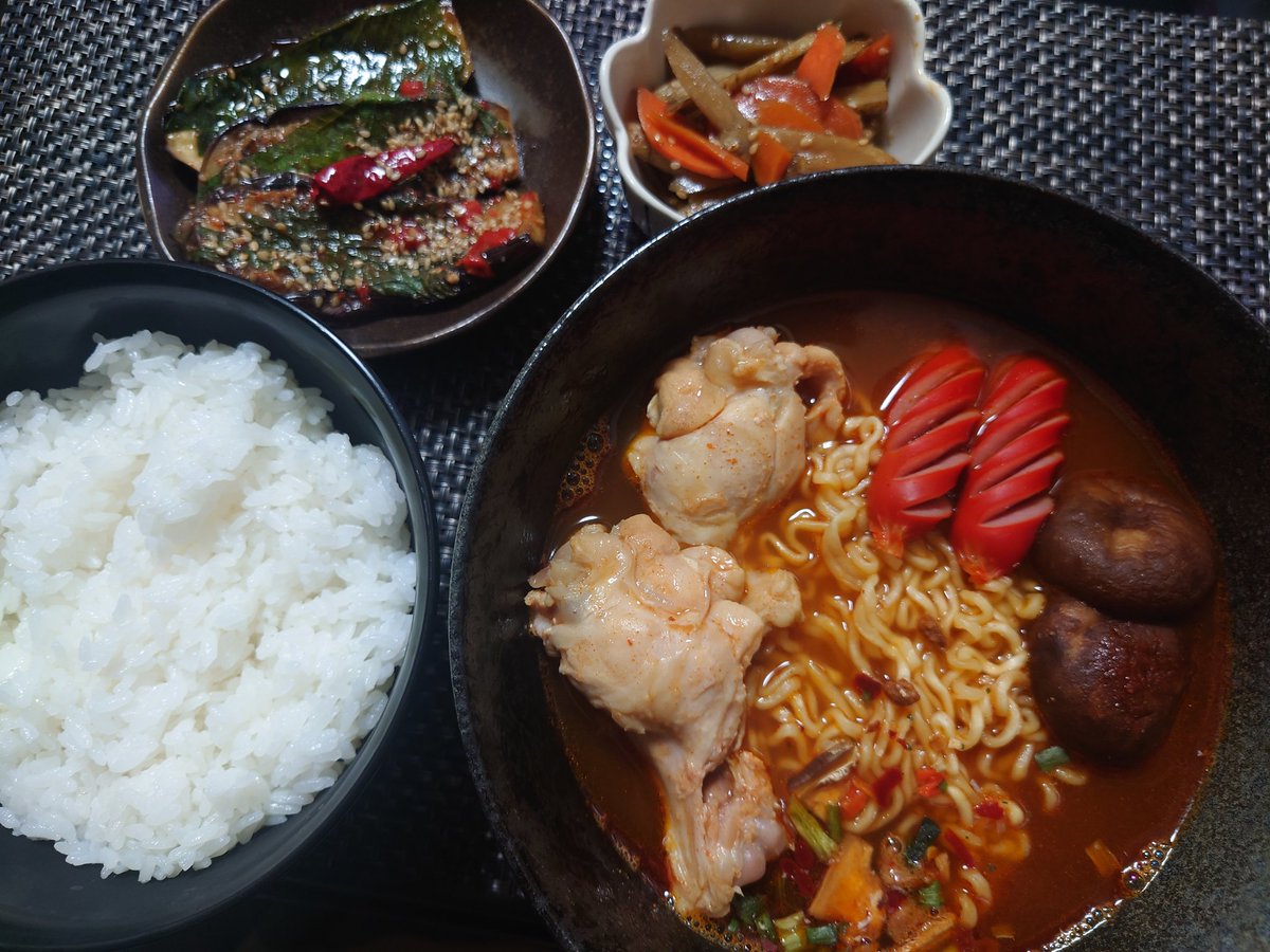 I313I3's tweet photo. 辛ラーメン、やみつき大葉茄子、きんぴらごぼう

リピしまくってる #こっタソ さんの大葉茄子
https://t.co/zgFbao6Rsg

これだけで炊飯器の米が足りなくなるの分かってるから多めに炊いてて、辛い系で米が進む進む

食後は久々にダークナイトを見直す予定

#おうちごはん https://t.co/zafz9MPtoW