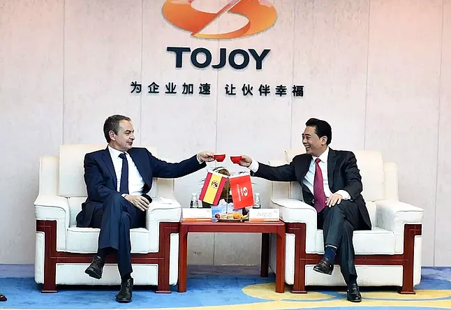 veintimillapie's tweet photo. La verdadera agenda china de Zapatero desmiente su declaración ante el juez, su agenda económica con empresas chinas era más importante que las conferencias y la agenda política. https://t.co/jbNGz06pn1