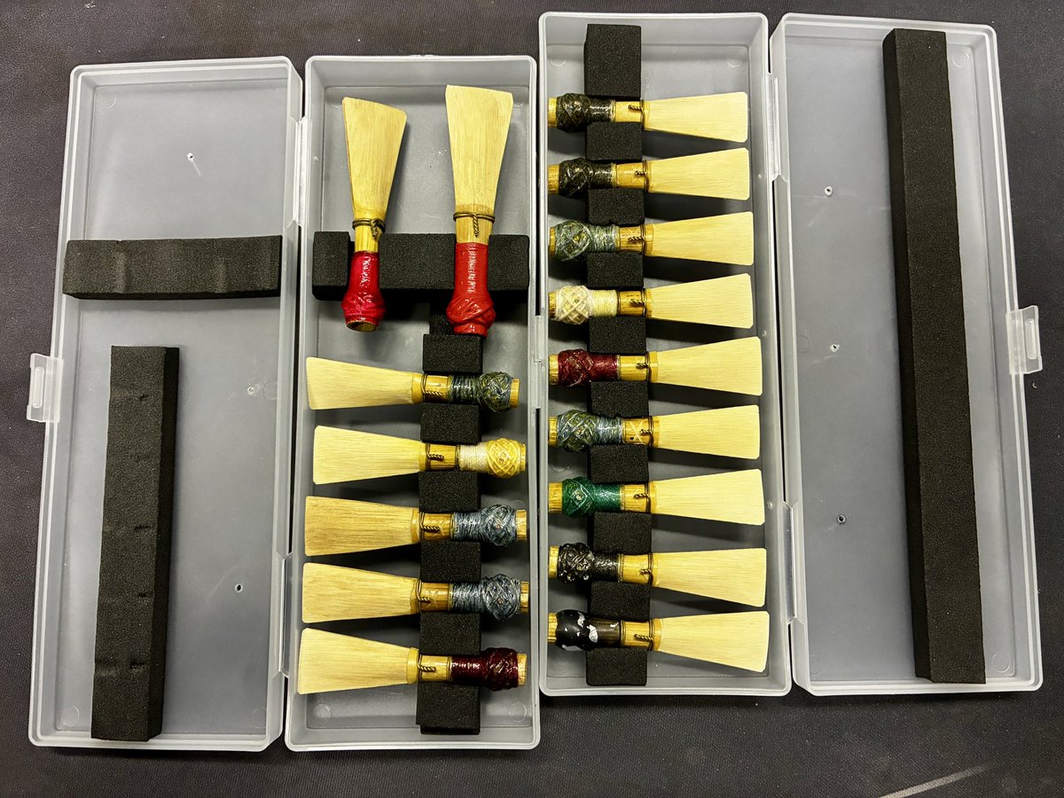 KAORU0127's tweet photo. 最近、リード熱が上がっており大量に新しいリードを作ったので、ついでに久しぶりの工作でリードケースを作りました。リードは死ぬほど作ってきたからマトモに作れるけど不器用なので工作は苦手。
9箇所も穴を開けたけどそれでも湿度は心配。カビ生えないでくれよ… https://t.co/FiRRyi0RSn