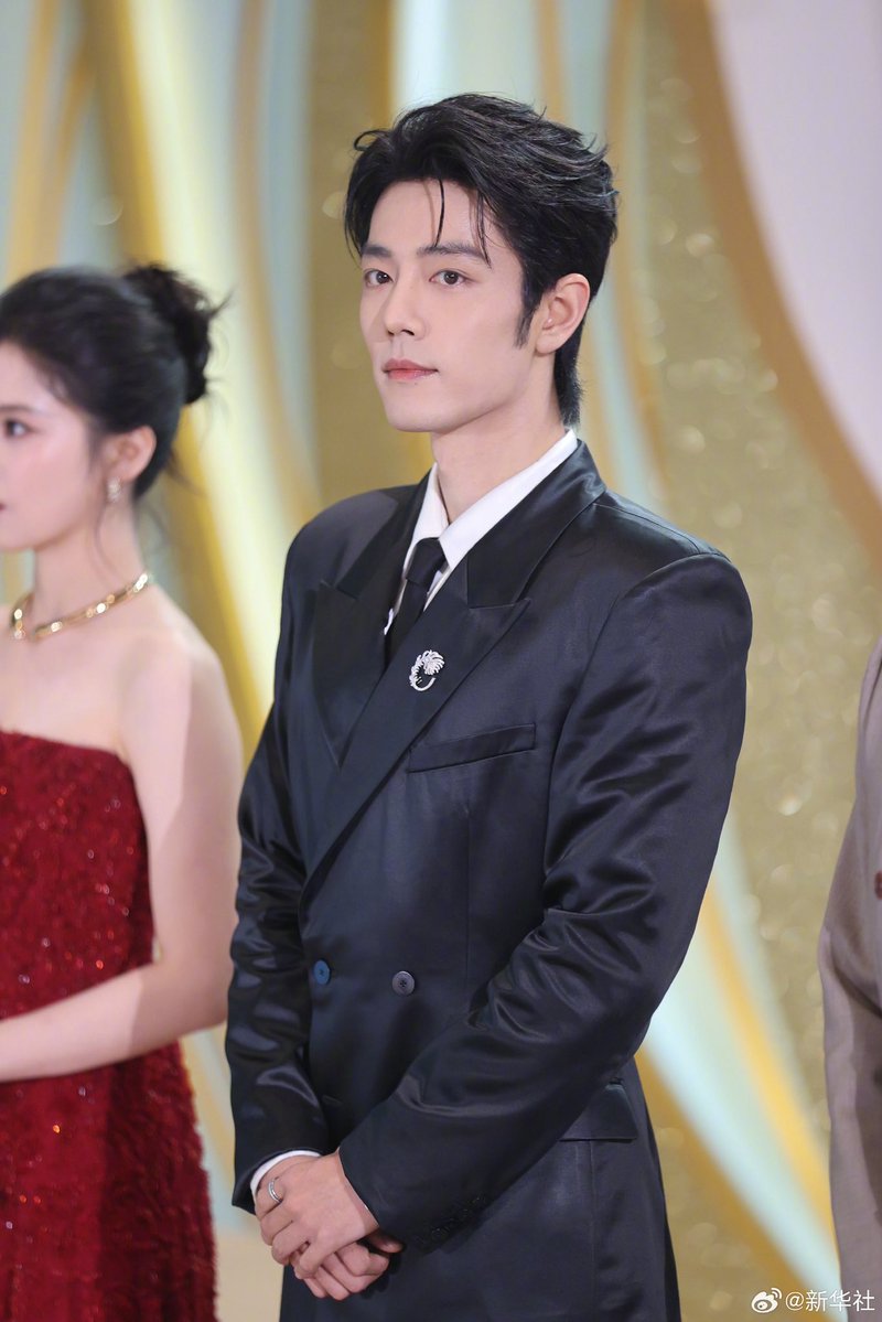 ChanyeolsEri's tweet photo. Xinhuanet Weibo update with HD pictures of Xiao Zhan and the cast on the red carpet of 31st STVF 

WHITE MAGNOLIA FOR XIAO ZHAN #OurBestActorXiaoZhan  #XiaoZhan https://t.co/c8wTdba4S3
