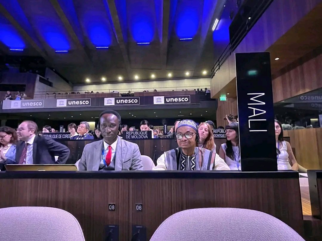 MaliMaeci's tweet photo. *Le Mali élu par consensus au Comité du patrimoine culturel immatériel de l’UNESCO (Mandat 2026-2030)* 

Ce jeudi 18 juin 2026, à Paris, le Mali a été élu membre du Comité intergouvernemental de sauvegarde du patrimoine culturel immatériel (PCI) de l’UNESCO pour un mandat de quatre (4) ans.
Grâce à une stratégie d'anticipation et à une solidarité africaine agissante, notre pays a été élu par consensus au sein du Groupe V(a) (Afrique), aux côtés de Djibouti et de la Guinée. Nous siégerons ainsi dans cet organe décisionnel majeur de l’Organisation auprès de nations telles que la Norvège, le Japon, Oman ou le Guatemala.
Ce qu'il faut retenir de cette victoire stratégique :
1. Pouvoir de décision mondiale : Le Mali passe du statut d'observateur à celui de co-architecte. Nous participerons directement au vote des inscriptions sur la Liste représentative du Patrimoine culturel immatériel de l’Humanité, à l'allocation des fonds de l'UNESCO et à l'accréditation des ONG. 
2.  Rayonnement de l'Alliance des États du Sahel (AES) : Cette position est un accélérateur décisif pour l’aboutissement de nos dossiers prioritaires, notamment l’inscription des pratiques du Bôgôlan et celle, multinationale, de la Parenté à plaisanterie (portée avec le Burkina Faso et le Niger), qui prend une résonance géopolitique forte dans l'espace AES. 
3. Levier diplomatique bilatéral : Ce siège renforce la crédibilité multilatérale du Mali et offre un outil de valorisation de notre culture et de négociation de partenariats.
Cette victoire est celle de la synergie de notre appareil diplomatique, sous les hautes orientations des Autorités de la Transition.