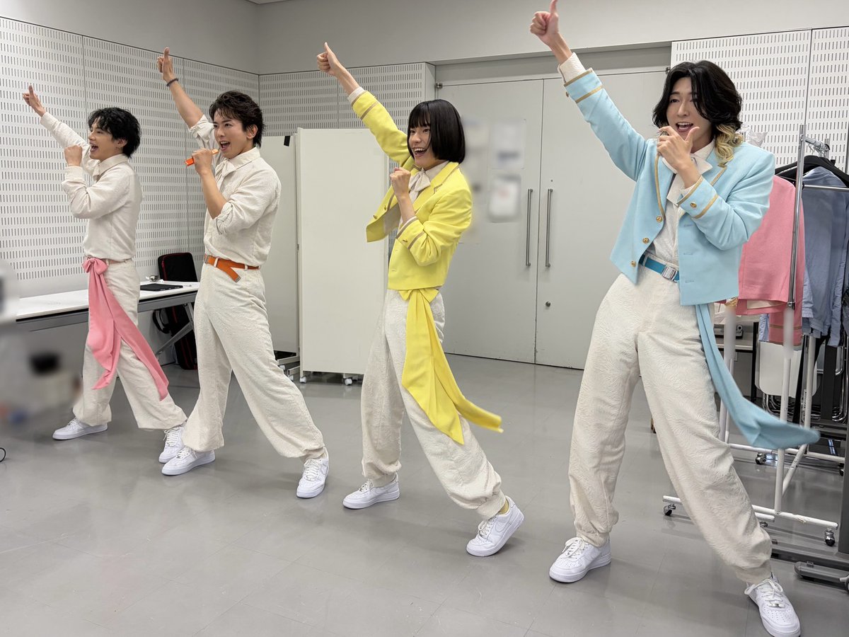 Mst_com's tweet photo. 【#Mステ 放送中】
⠀
今夜の1曲目は
初登場のモナキ👏
⠀
SNSで話題のデビュー曲🪩
「ほんまやで☆なんでやねん☆しらんけど」
⠀
💬コメント
🧡じんさん「僕たちにとって特別なステージですが、いつも通り全力で頑張って、いつも以上に輝けたら嬉しいです」
⠀
💛おヨネさん「みんなで踊って歌って、日々のストレスを『しらんけど〜♪』と忘れられるひと時に出来るよう、精一杯頑張ります！」
⠀
🩷ケンケンさん「僕たちモナキ全力でミュージックステーションを楽しみたいと思いますので、どうか見守っていただけると嬉しいです！」
⠀
💙サカイJr. さん「初めてモナキを見る方には『なんだか楽しそう』と思って頂けるように全力でパフォーマンスをしますので、是非テレビの前で一緒に盛り上がって頂ければ嬉しいです」
⠀
#ウラステ 楽屋で声出し中🕺✨📷