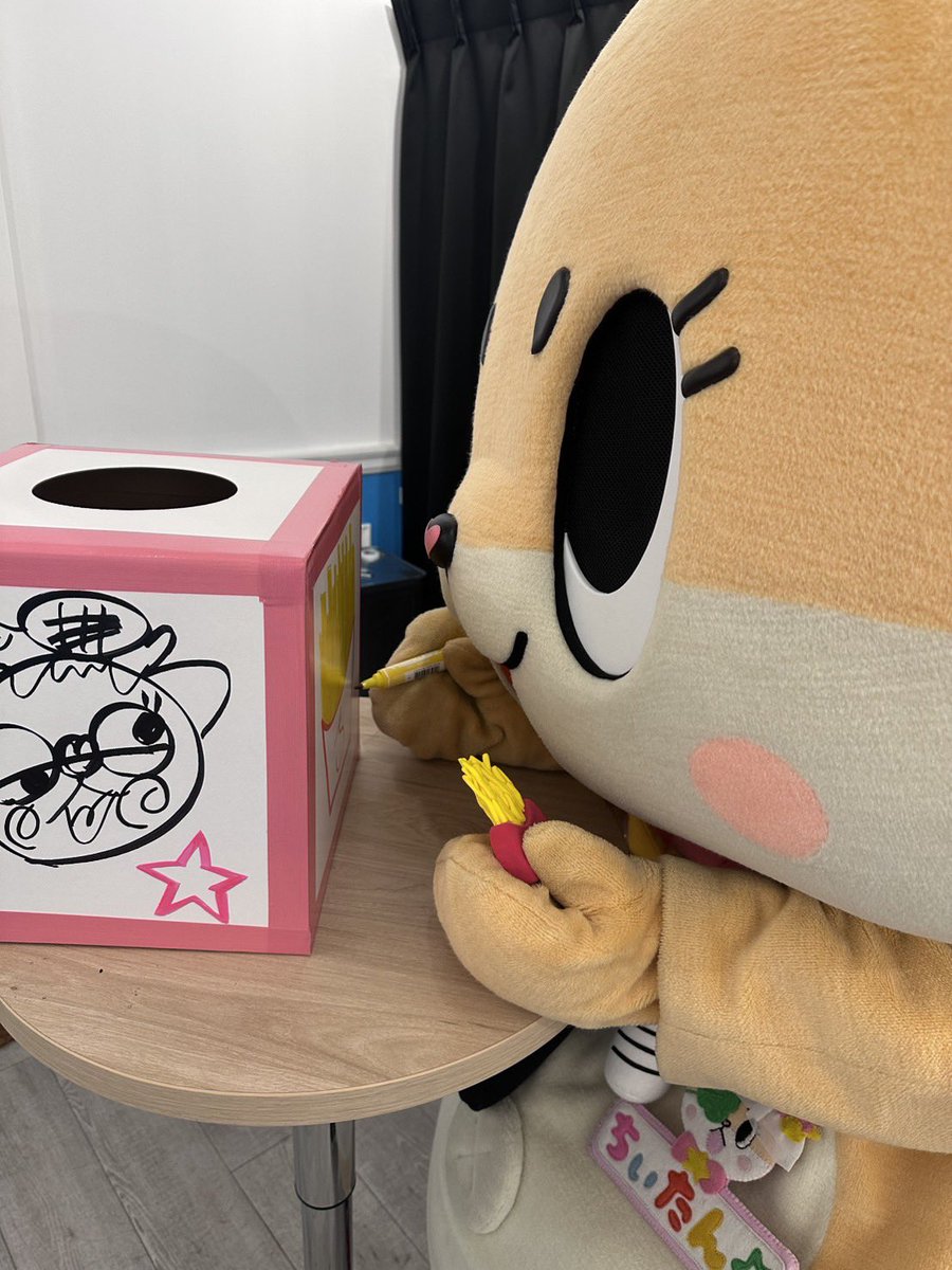 Chiitan_Sendai's tweet photo. 抽選ボックスに一生懸命お絵描きしてくれているちぃたん☆

明日はてるてる坊主を作って全力でお願いしようと思います☔️🌀 https://t.co/BMBTfh6xRl